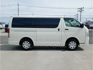 Toyota HiAce 2021 সাদা