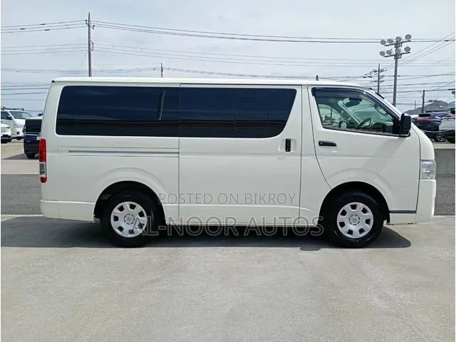 Toyota HiAce 2021 সাদা