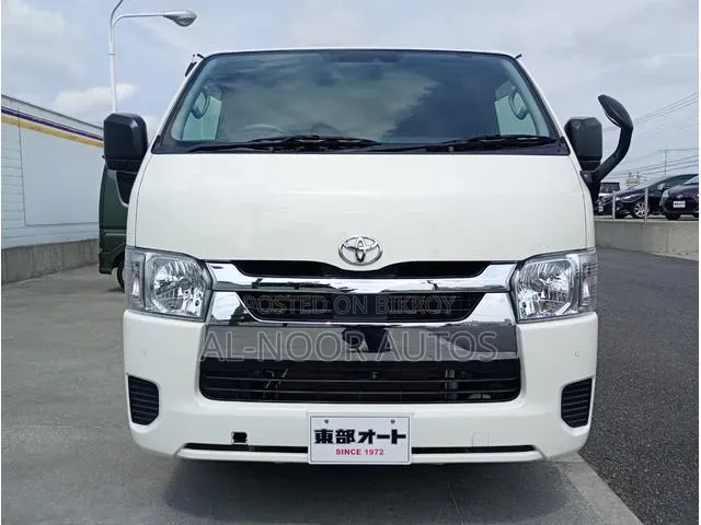 Toyota HiAce 2021 সাদা