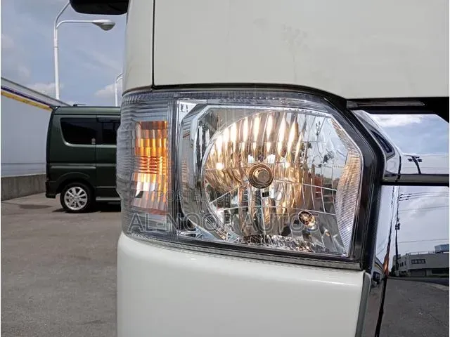 Toyota HiAce 2021 সাদা
