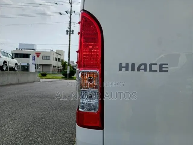 Toyota HiAce 2021 সাদা