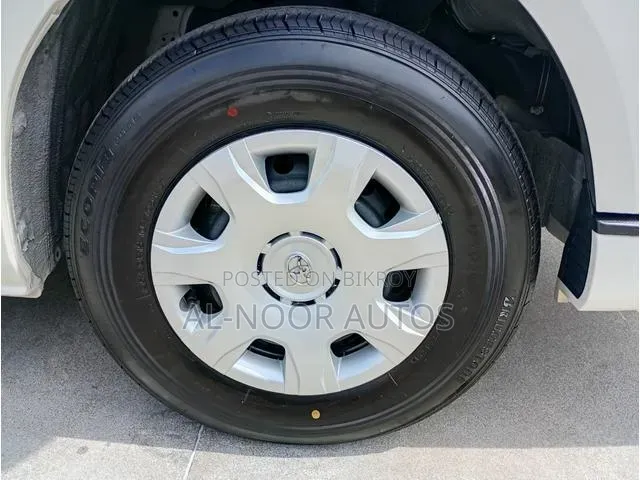 Toyota HiAce 2021 সাদা