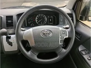 Toyota HiAce 2021 সাদা