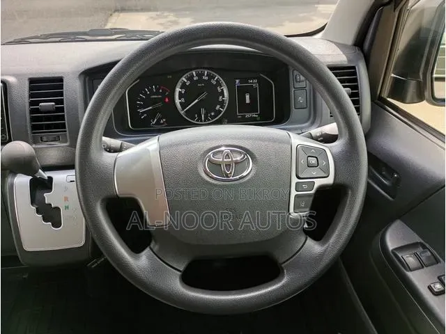 Toyota HiAce 2021 সাদা