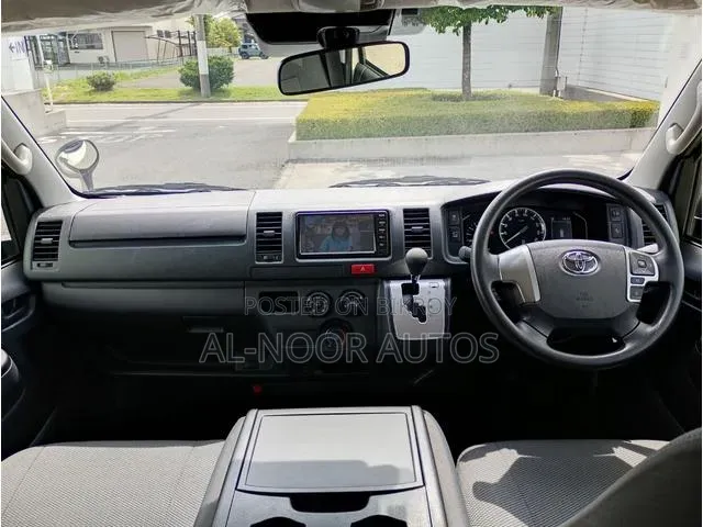 Toyota HiAce 2021 সাদা