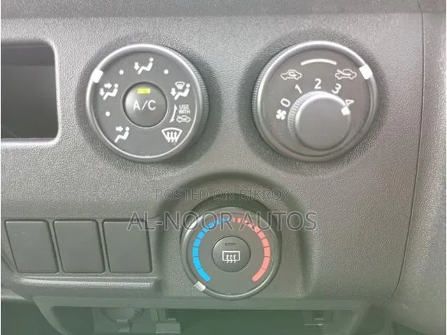 Toyota HiAce 2021 সাদা