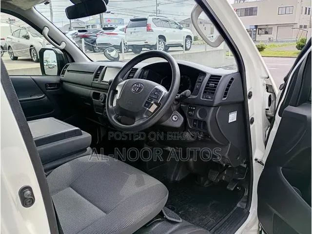 Toyota HiAce 2021 সাদা