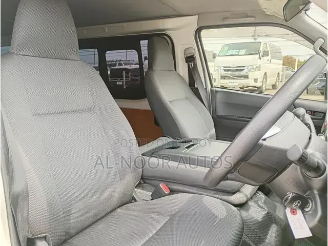 Toyota HiAce 2021 সাদা