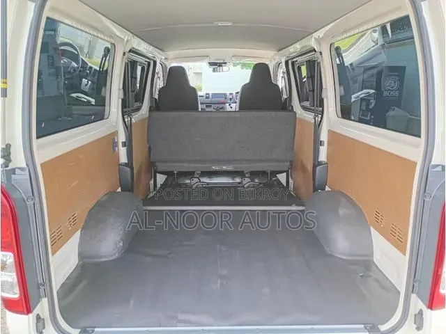 Toyota HiAce 2021 সাদা