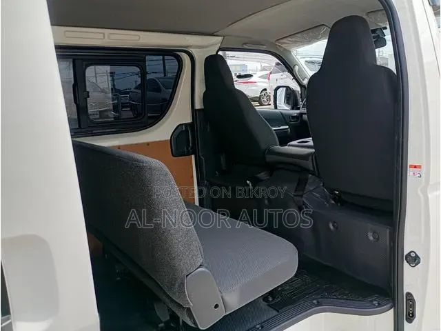 Toyota HiAce 2021 সাদা