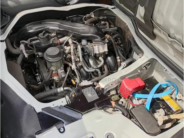 Toyota HiAce 2021 সাদা