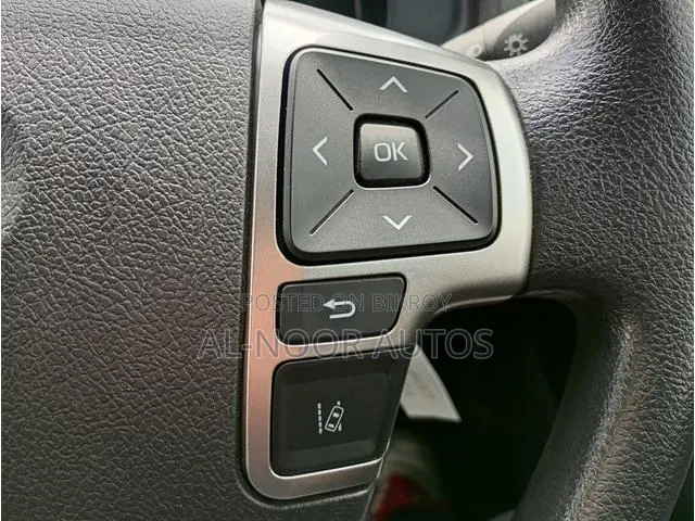 Toyota HiAce 2021 সাদা