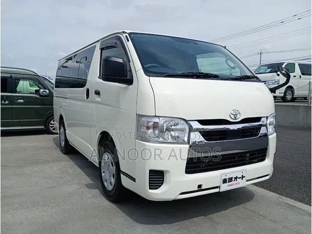 Toyota HiAce 2021 সাদা