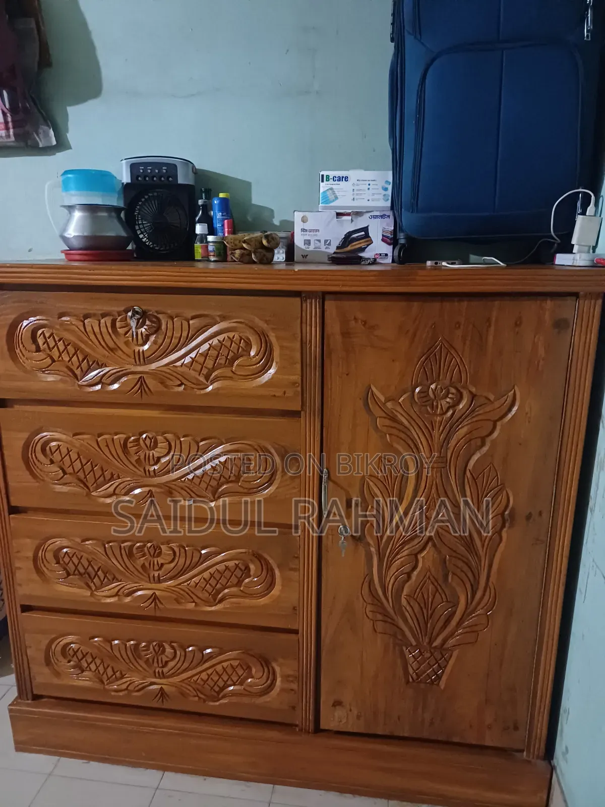 Teak wood wardrobe for urgent sale, size 4.5/5 feet.