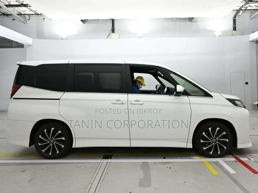 Toyota Noah 2022 White