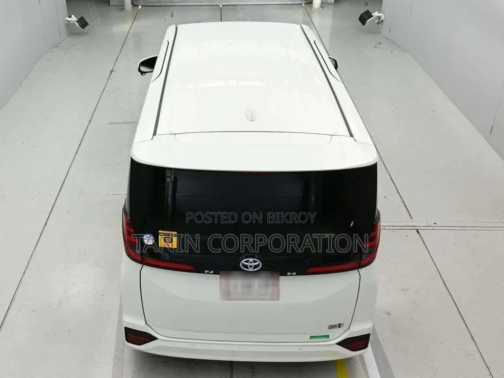 Toyota Noah 2022 White