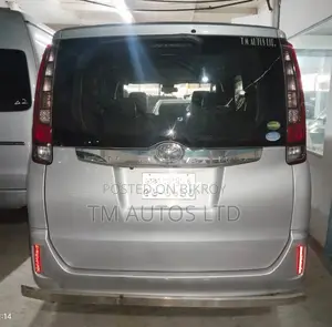 Toyota Noah 2017 Silver