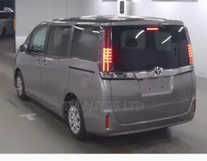 টয়োটা নোয়া ২.০ ফ্রন্ট হুইল ড্রাইভ (৭ সিটার) ২০২১ ব্রাউন