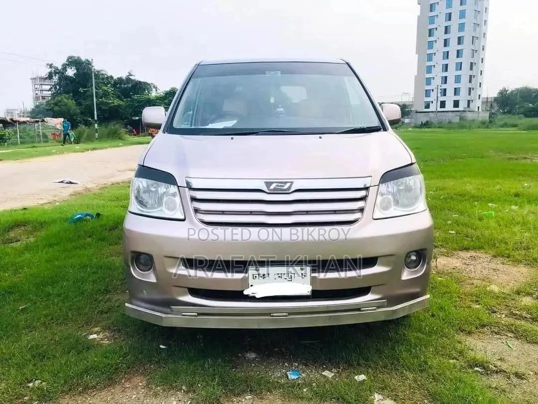 Toyota Noah 2.0 AWD (8 Seater) 2006 Gold