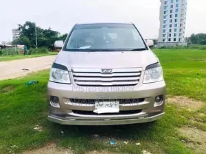 Toyota Noah 2.0 AWD (8 Seater) 2006 Gold