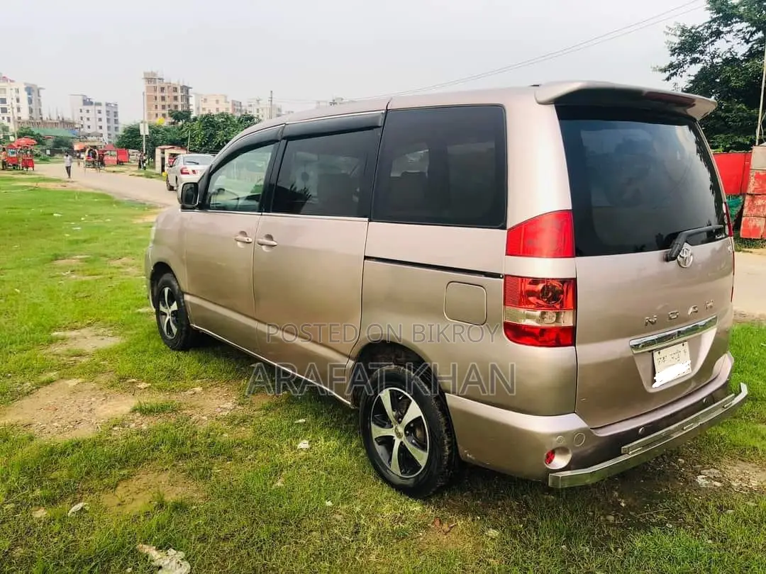 Toyota Noah 2.0 AWD (8 Seater) 2006 Gold