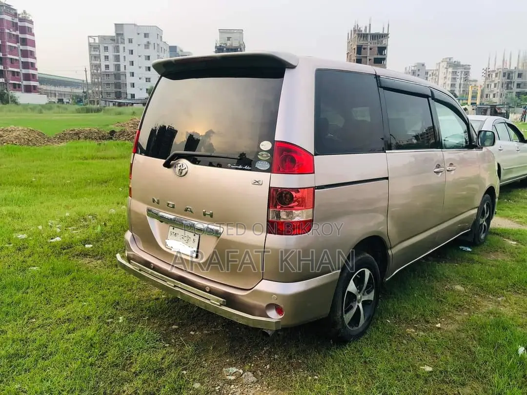 Toyota Noah 2.0 AWD (8 Seater) 2006 Gold