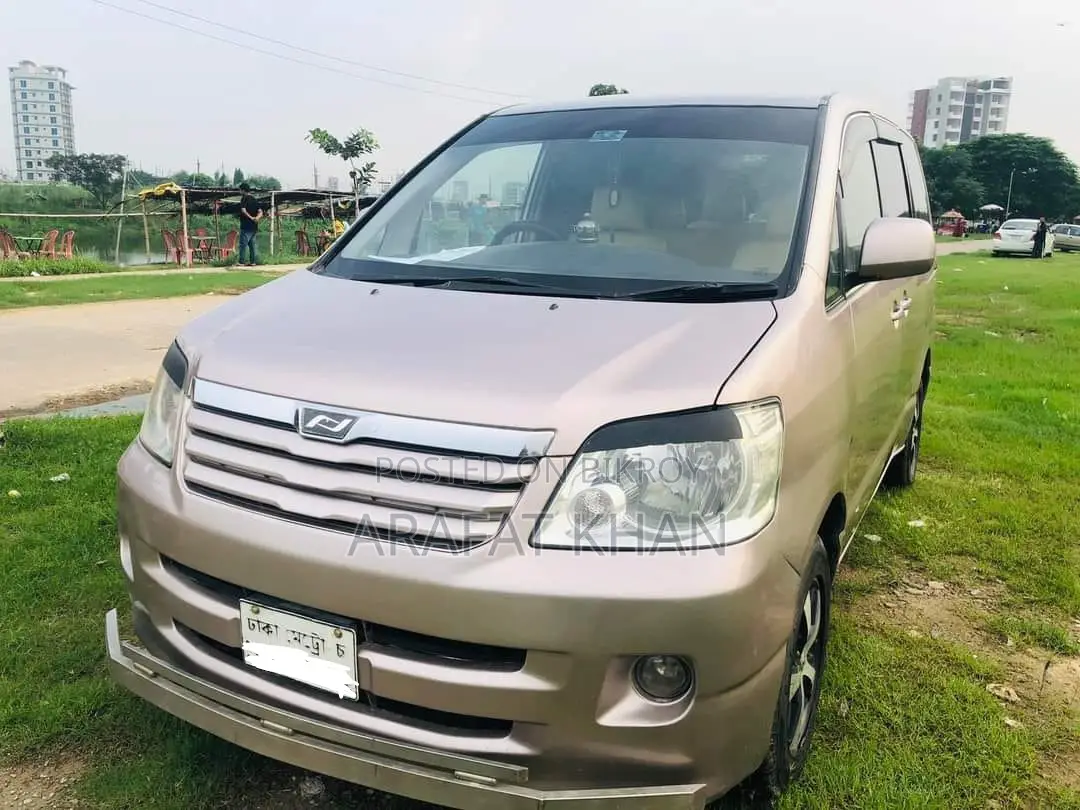 Toyota Noah 2.0 AWD (8 Seater) 2006 Gold