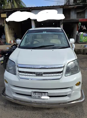 Toyota Noah 2004 White