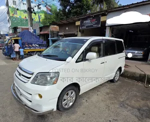 Toyota Noah 2004 White
