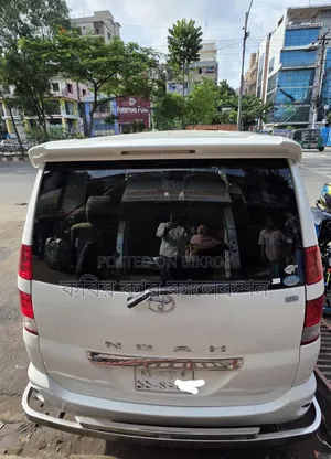 Toyota Noah 2004 White