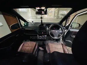 Toyota Esquire 2017 Pearl