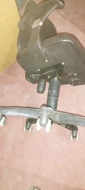 This is a black official chair, it can be adjusted up and down, very smooth