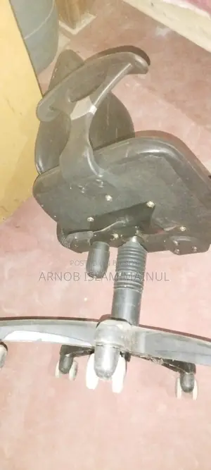 This is a black official chair, it can be adjusted up and down, very smooth