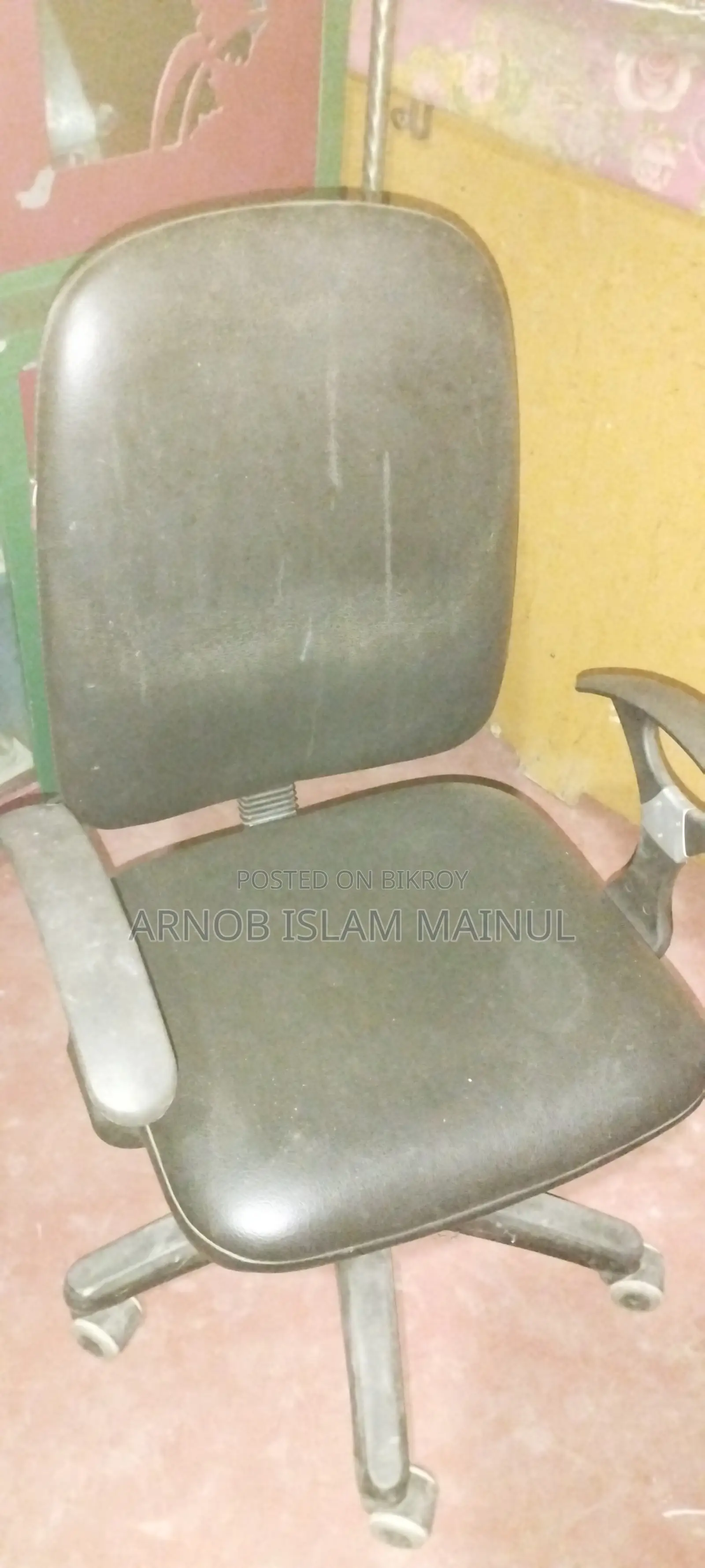 This is a black official chair, it can be adjusted up and down, very smooth