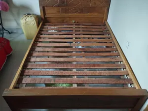 Used Wood Bed 5'-7', Very good Condition