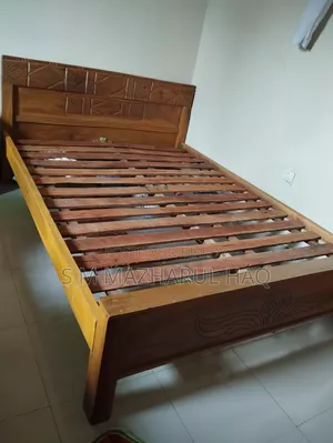 Used Wood Bed 5'-7', Very good Condition
