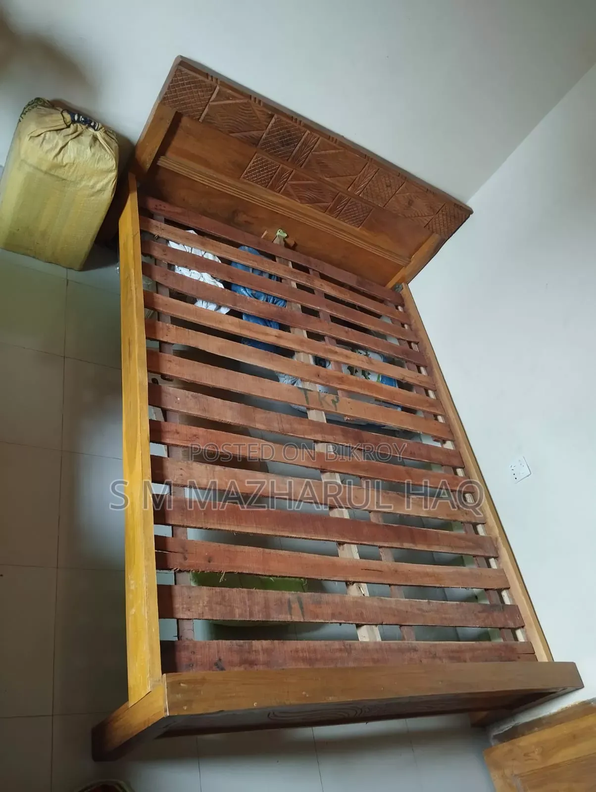 Used Wood Bed 5'-7', Very good Condition