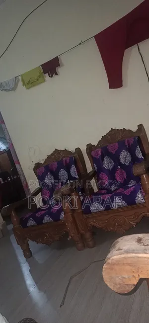৫ সিটের (৩+১+১) কাঠের সোফা সেট বিক্রি করা হবে।