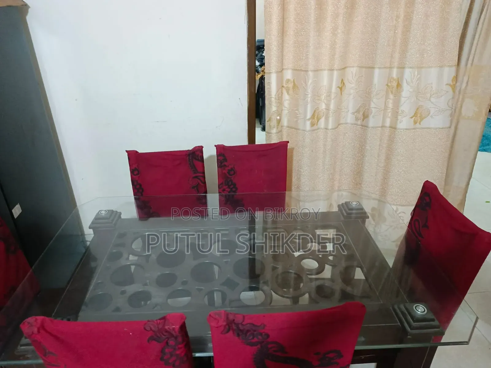 Six-chair dining table for urgent sale