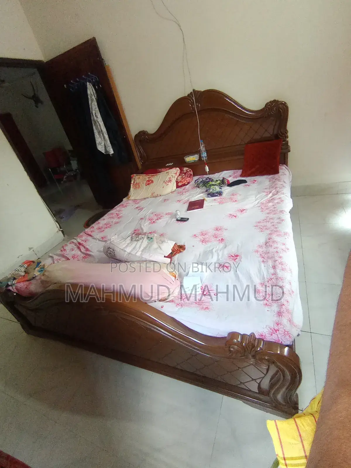 মালয়েশিয়ান ও কাঠের খাট