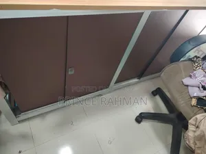 গ্লাস টেবিল