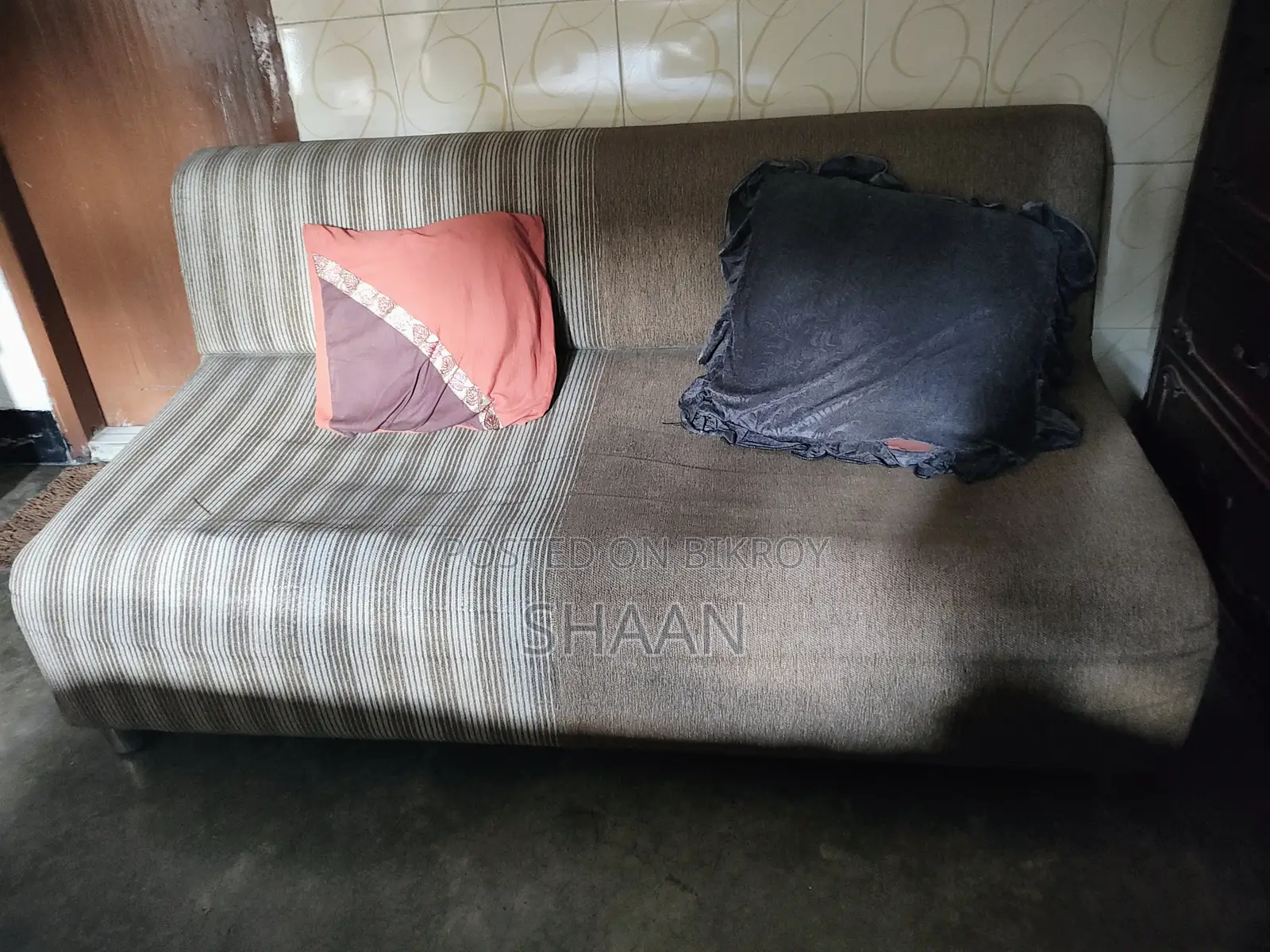 থ্রি সিটার সোফা