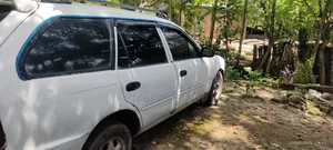 টয়োটা করোলা ১৯৯৩ সাদা