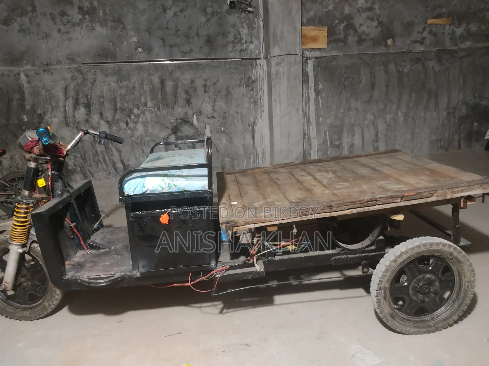 Auto Mishuk Thick Wheel Van