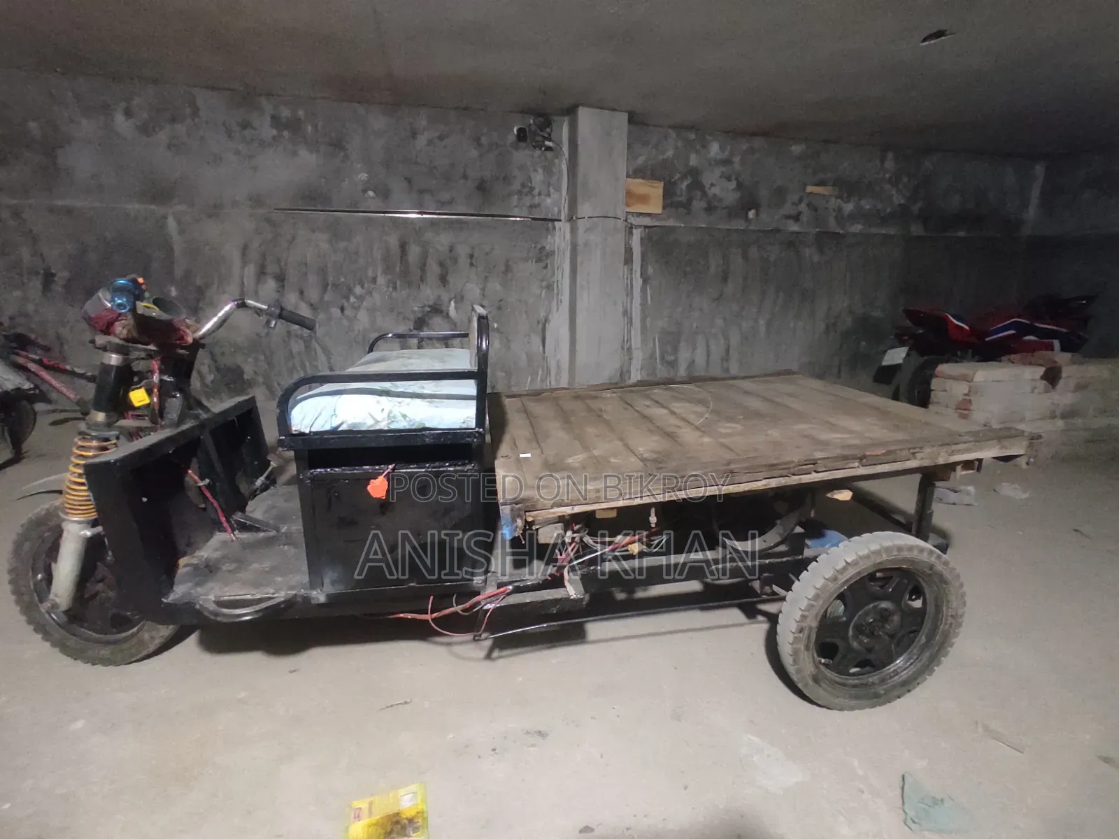 Auto Mishuk Thick Wheel Van