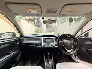 Toyota Corolla Fielder 1.5 Hybrid FWD 2016 Silver