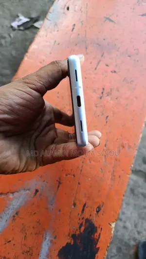 ইএল ১২৮ জিবি সাদা