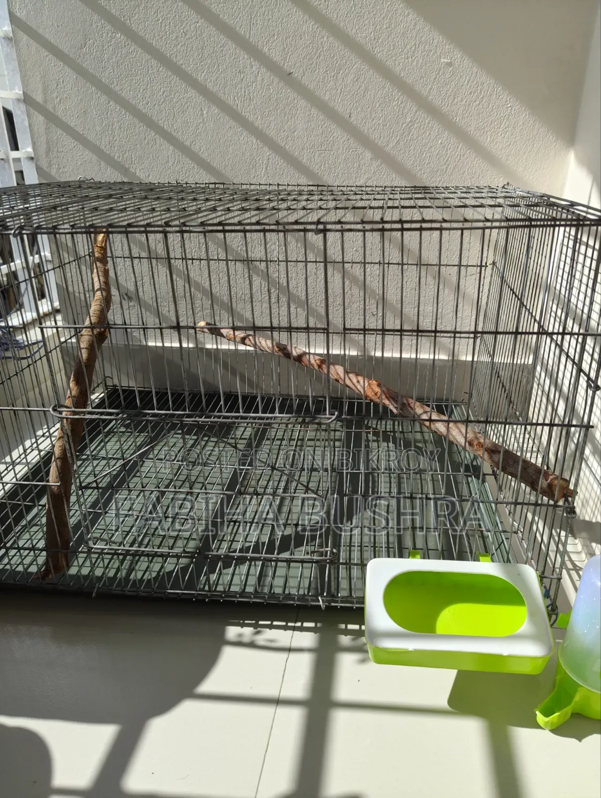 Bird cage, tray, food, food and water container