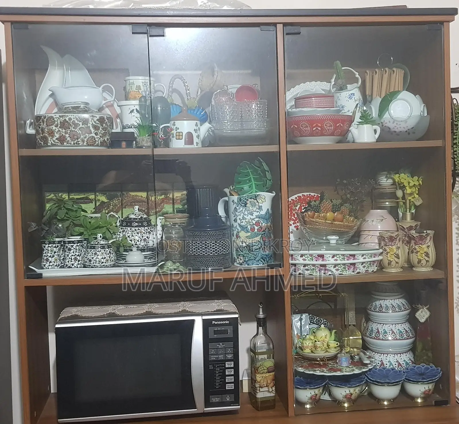 Showcase Crockeries Rack