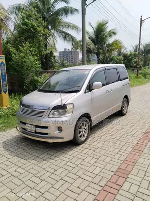 Toyota Noah 2.0 AWD (8 Seater) 2003 Silver